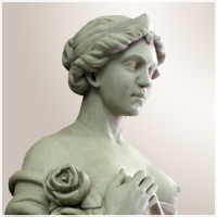 Статуя девушки-кариатиды в греческом стиле